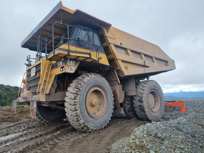 Mining haul truck with automatic lubrication system