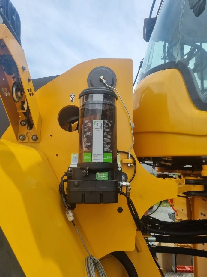 Groeneveld Twin installation Groeneveld Twin automatic greasing system installed on a wheel loader