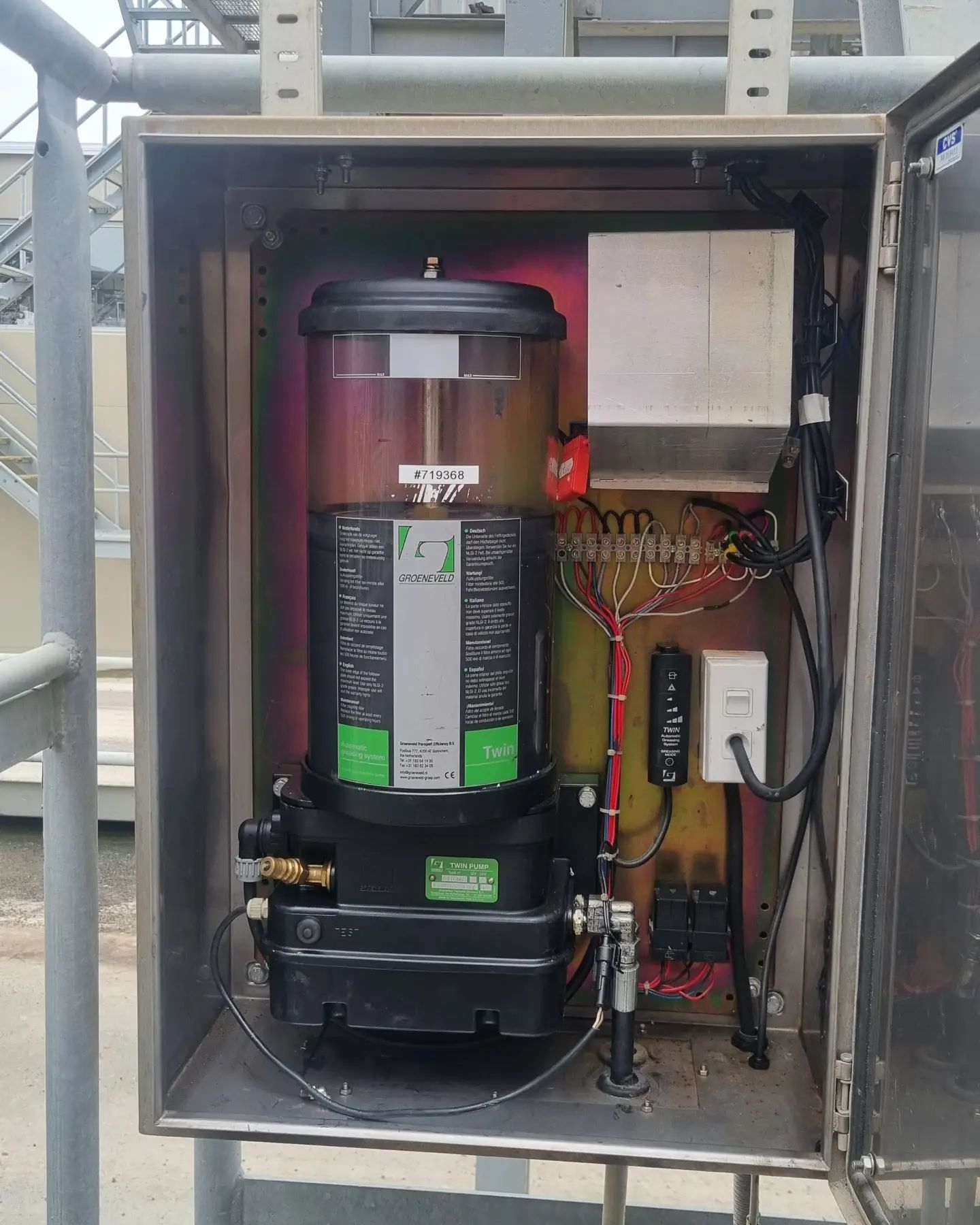 Groeneveld Twin installation Groeneveld Twin grease pump installed in a protected fixed plant cabinet