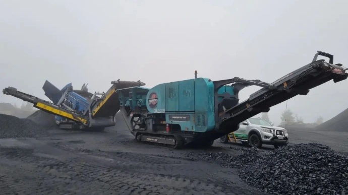 Crusher and screen lubrication system