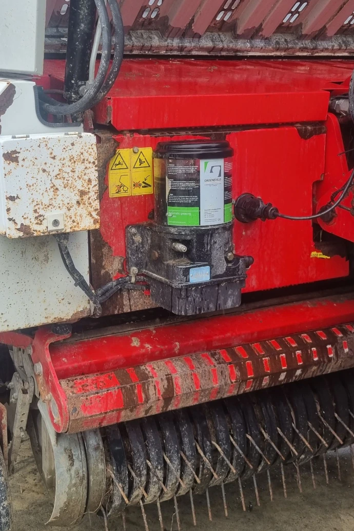 Automatic lubrication for agricultural machinery