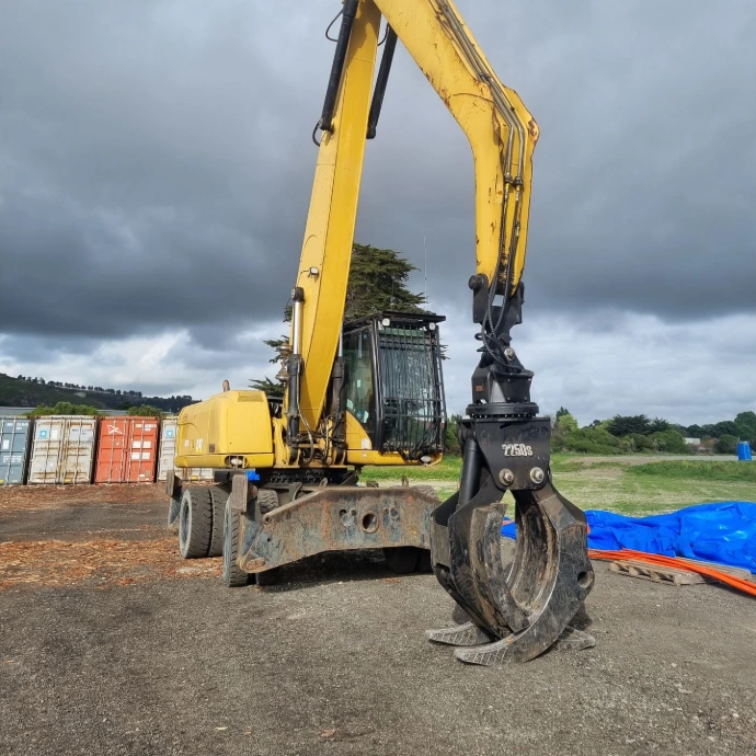 Forestry harvester with automatic lubrication system