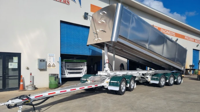 Tipping trailer for bulk transport