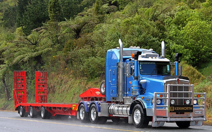 Kenworth logging truck with automatic lubrication system